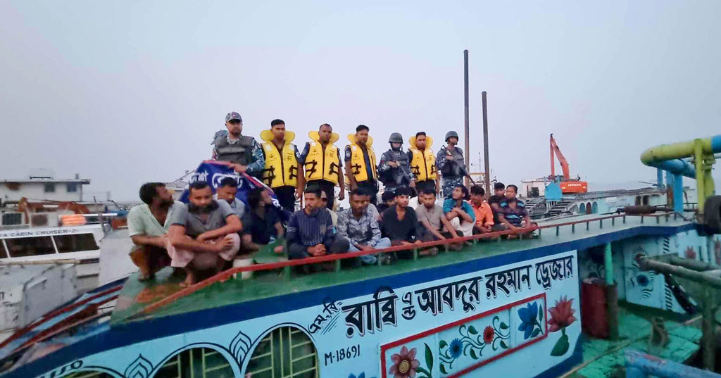যমুনায় বালু উত্তোলনের অভিযোগে আটক ১৮, ৩ ড্রেজার জব্দ