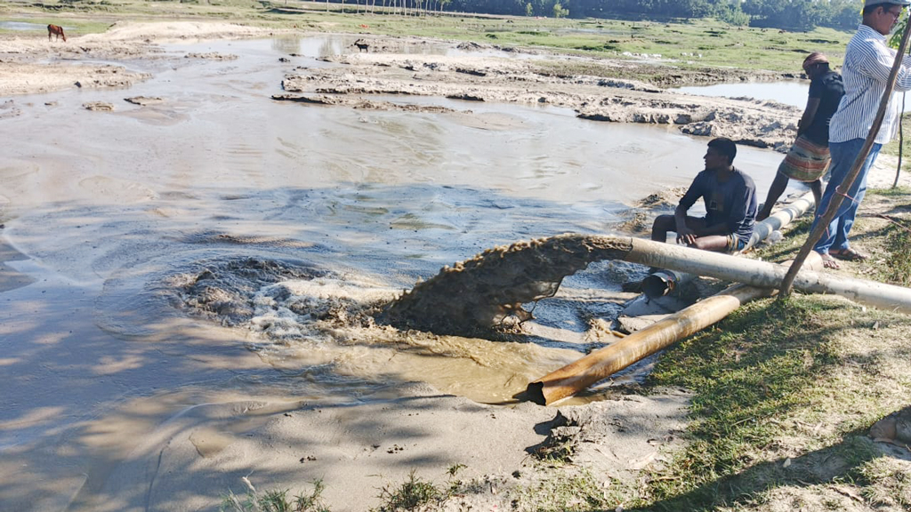 পুলিশ ‘ম্যানেজ’, নেতার প্রশ্রয়ে বালুখেকো চক্র