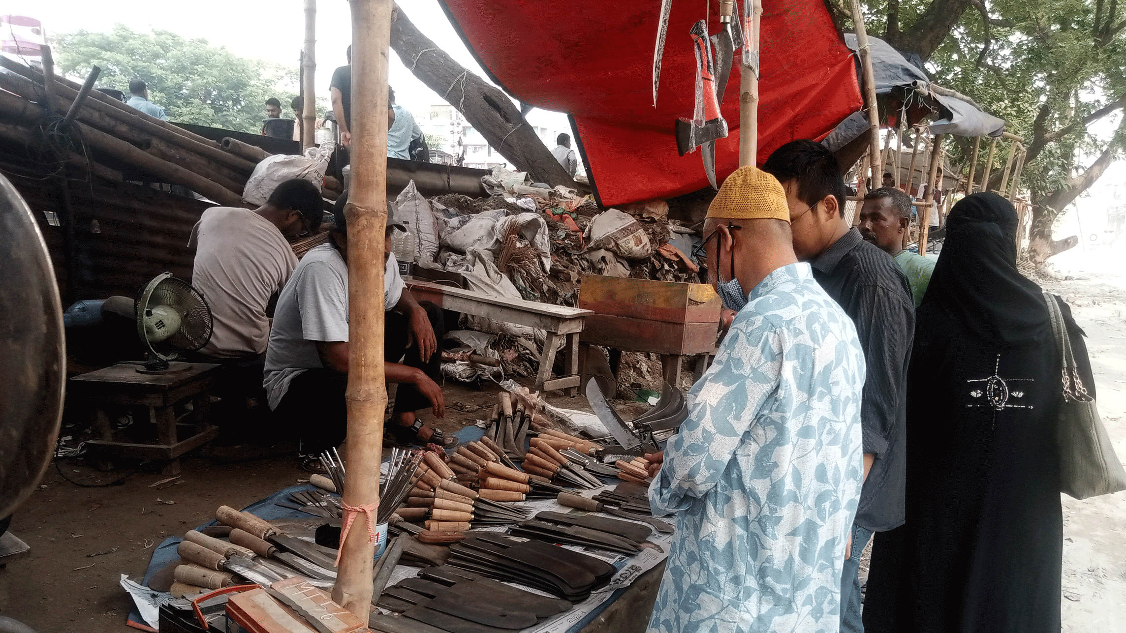 কোরবানির ঈদ উপলক্ষে ব্যস্ত হয়ে উঠেছেন কামারেরা