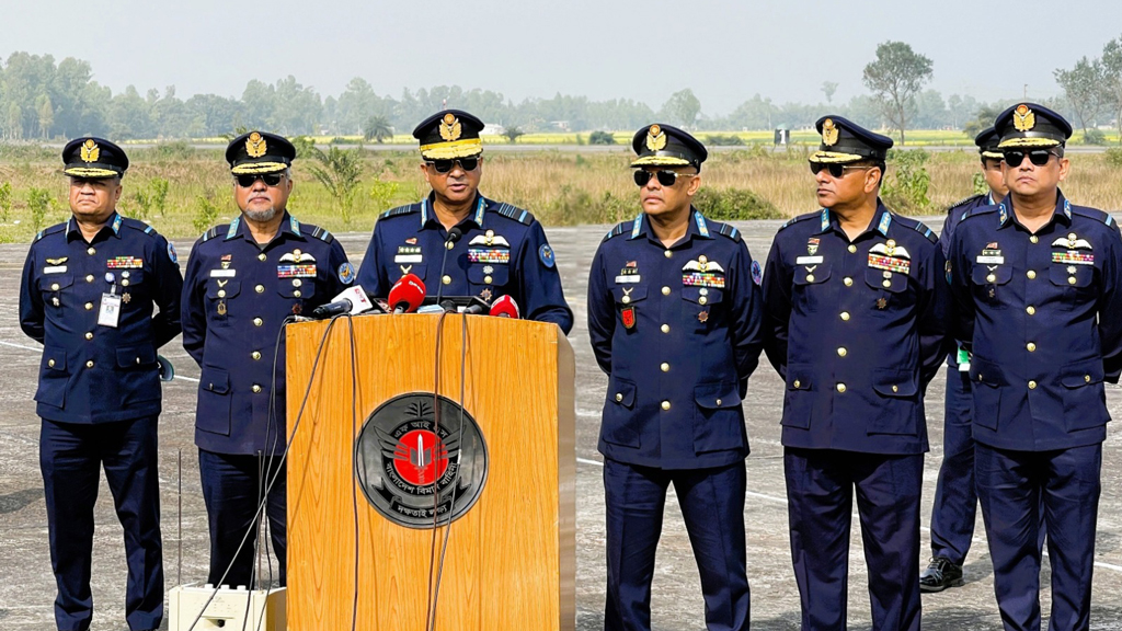 বগুড়া বিমানবন্দর পরিদর্শন করলেন বিমানবাহিনীর প্রধান