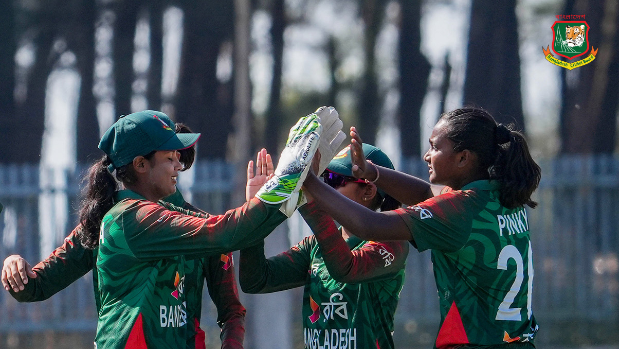 পাকিস্তানকে উড়িয়ে দিলেন বাংলাদেশের মেয়েরা