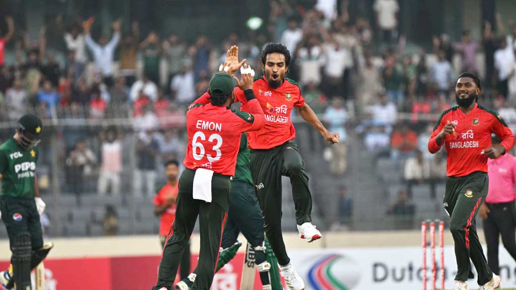 পাওয়ার-প্লেতে পাকিস্তানকে কাঁপিয়ে দিল বাংলাদেশ