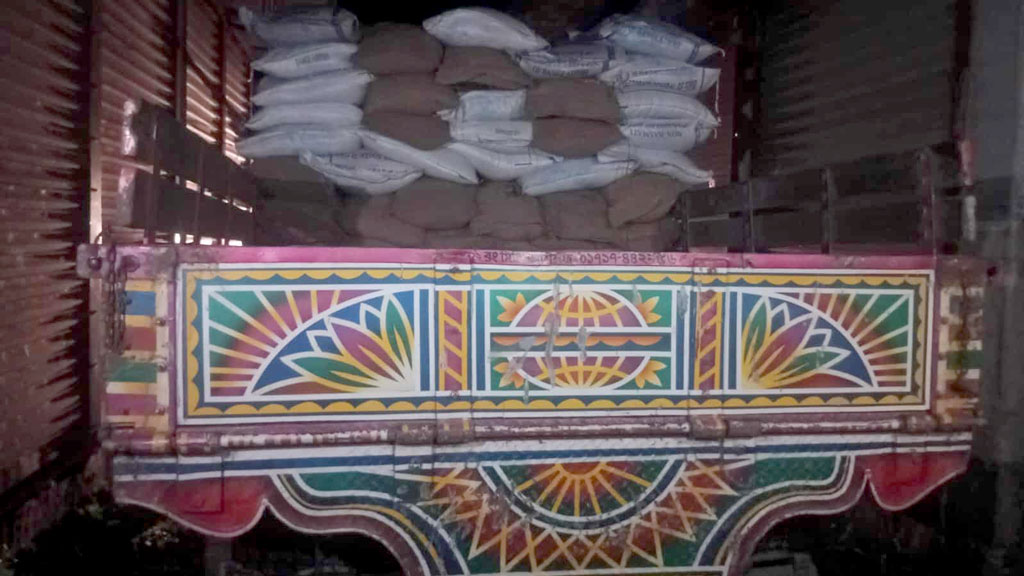 বেলকুচিতে পাচারকালে ১৩৬ বস্তা চালসহ ট্রাক জব্দ