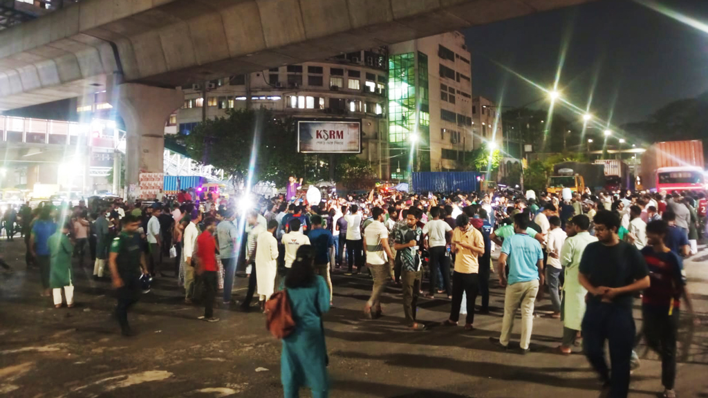 কুয়েট উপাচার্যের পদত্যাগ দাবিতে ঢাবি-বুয়েট শিক্ষার্থীদের শাহবাগ ব্লকেড