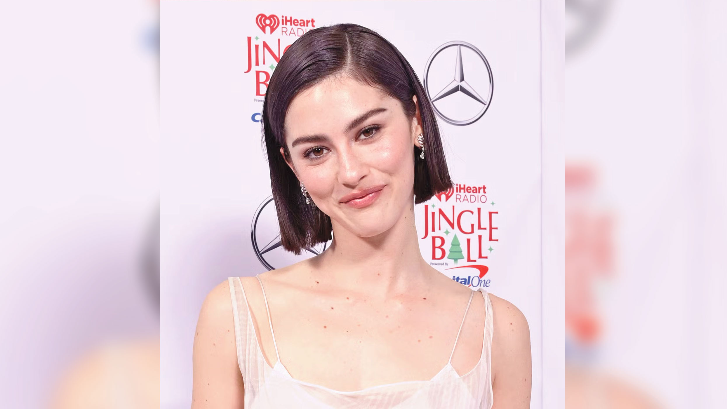 এক পাশে সিঁথি কেটে চুলের যে স্টাইলগুলো করতে পারেন