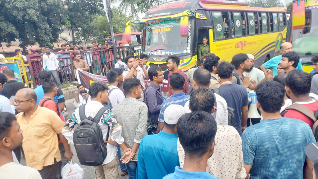 নতুনবাজারে ইউআইইউ শিক্ষার্থীদের সড়ক অবরোধ, পুলিশের সঙ্গে সংঘর্ষ
