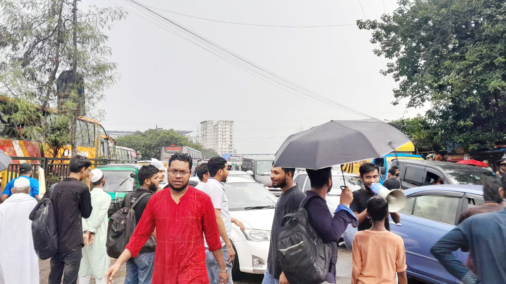 গোপালগঞ্জে এনসিপির ওপর হামলার প্রতিবাদে রামপুরা ব্রিজে সড়ক অবরোধ