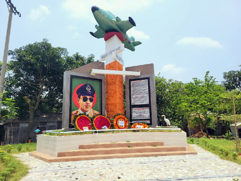 নতুন রূপে ফিরল ‘বাংলার ঈগল’, রায়পুরায় বীরশ্রেষ্ঠ মতিউর রহমানের ভাস্কর্য উদ্বোধন