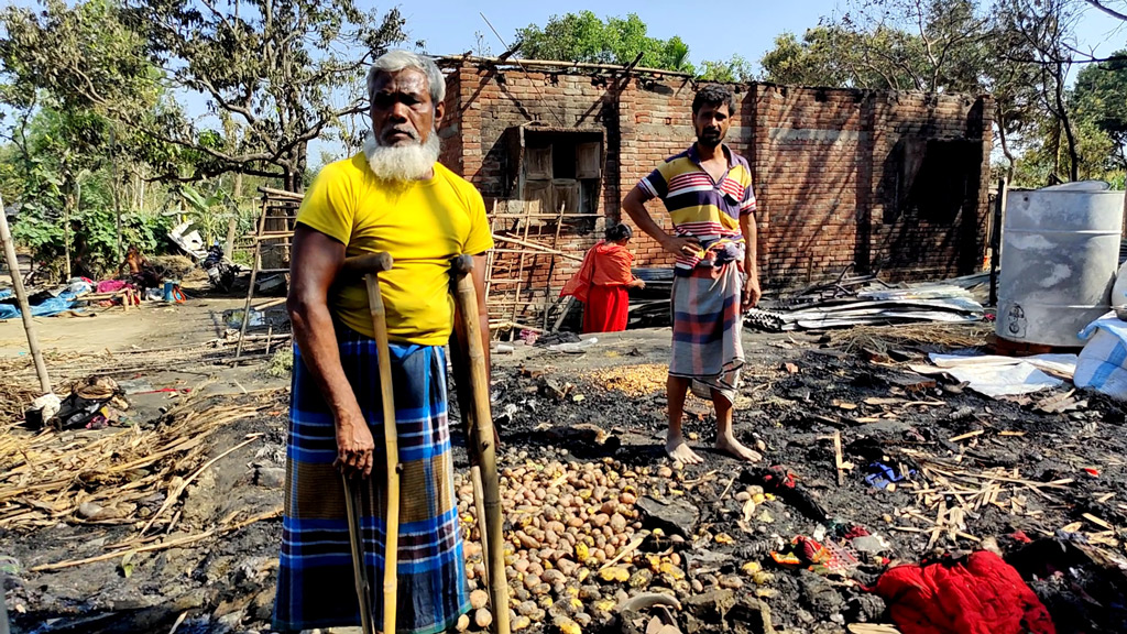 আগুনে ঘর পুড়ে যাওয়া দেখে অজ্ঞান, হাসপাতালে ভর্তি