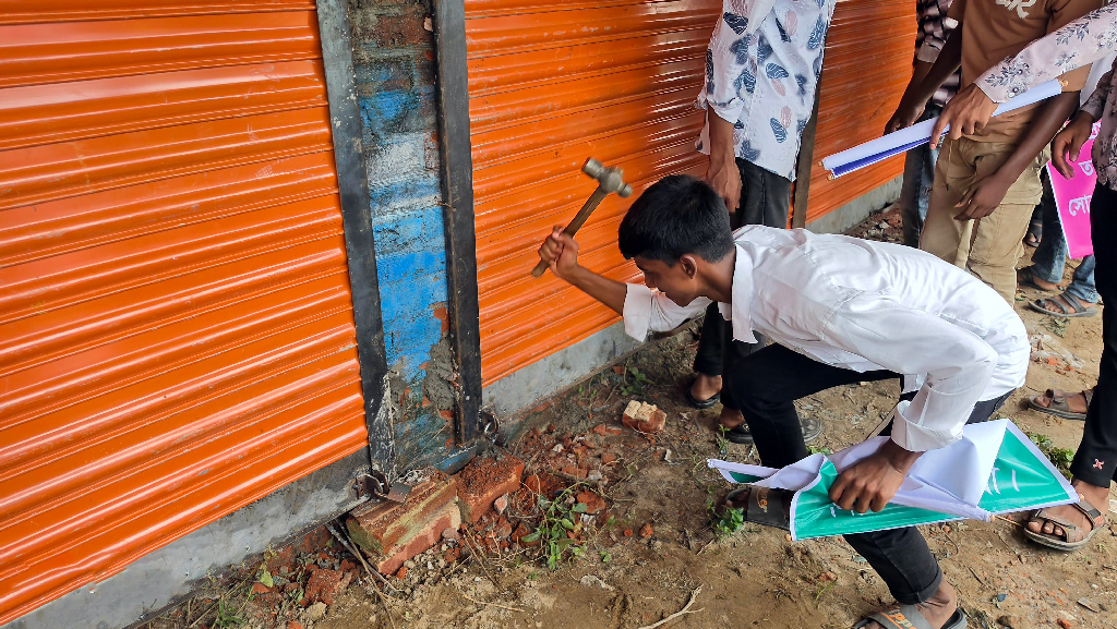 যুবদল নেতার বিরুদ্ধে ‘রাতের আঁধারে’ বিদ্যালয়ের দোকান দখলের অভিযোগ