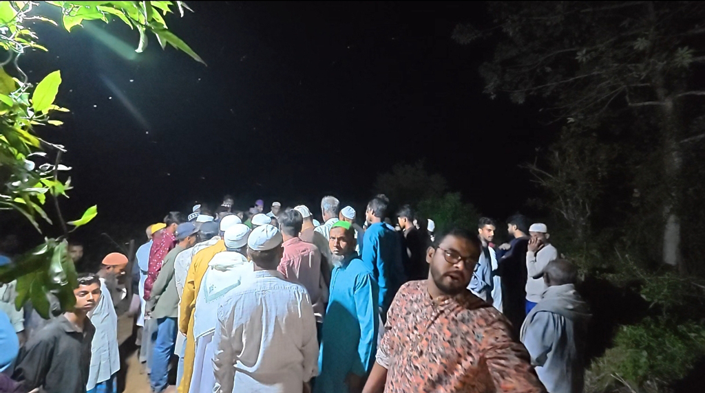 বালিয়াডাঙ্গীতে মুক্তিযোদ্ধার লাশ নিয়ে পুলিশের জন্য দেড় ঘণ্টা অপেক্ষা। ছবি: আজকের পত্রিকা