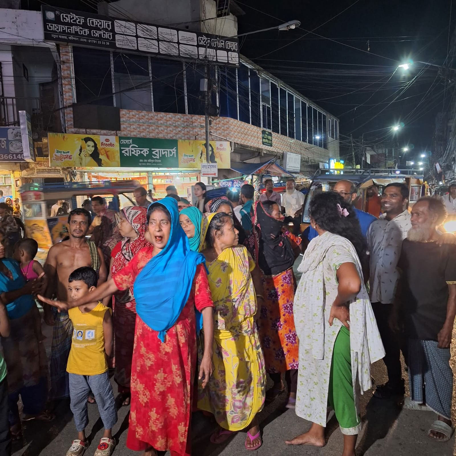 দুই বোনের দোকান ভাঙচুর, ছাত্রদলের বিরুদ্ধে স্থানীয়দের বিক্ষোভ