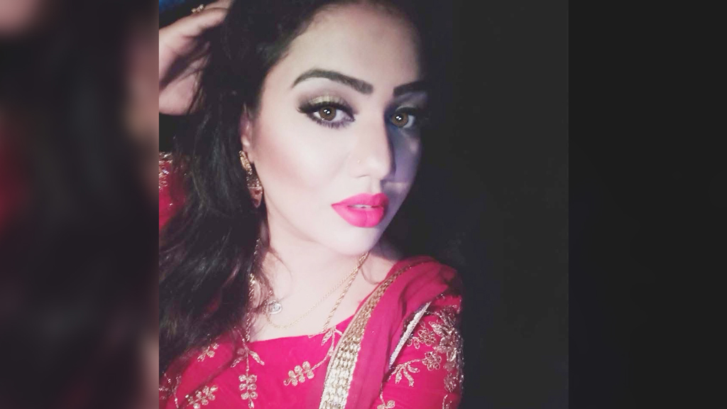 অতিরিক্ত কসমেটিকস আনলেন বিমানবালা, মুচলেকা দিয়ে ছাড়া