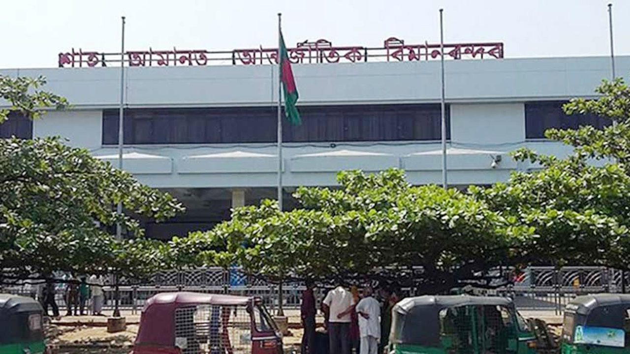 চট্টগ্রামের শাহ আমানত বিমানবন্দরে বিপুল পরিমাণ সিগারেট ও ক্রিম জব্দ