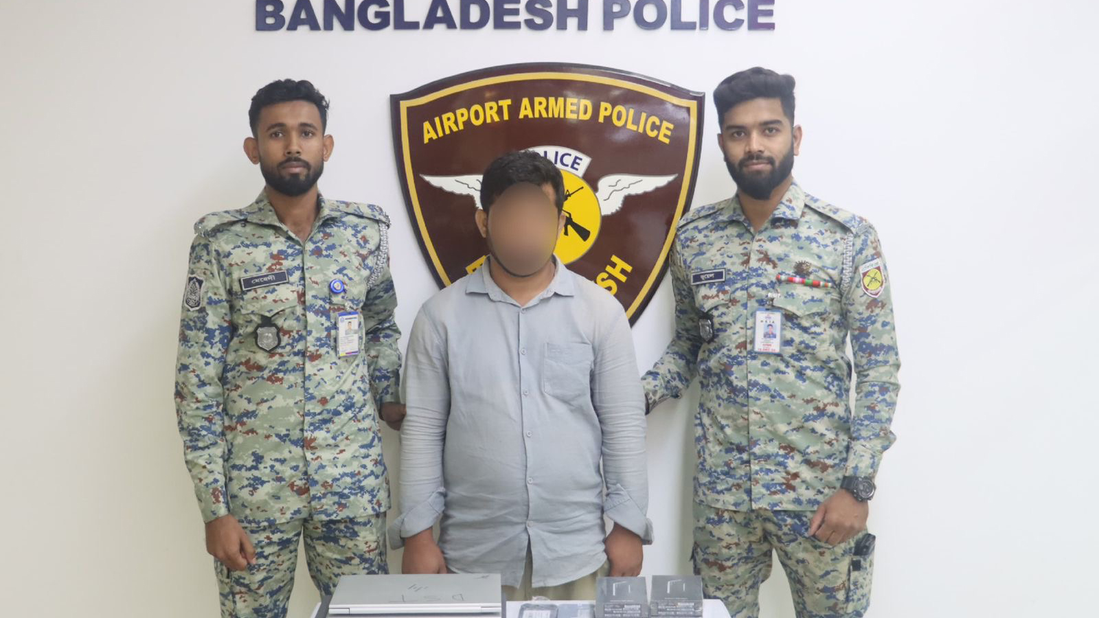 শাহজালাল বিমানবন্দরে হাফ কেজি স্বর্ণ ও ইলেকট্রনিকসসহ আটক ১