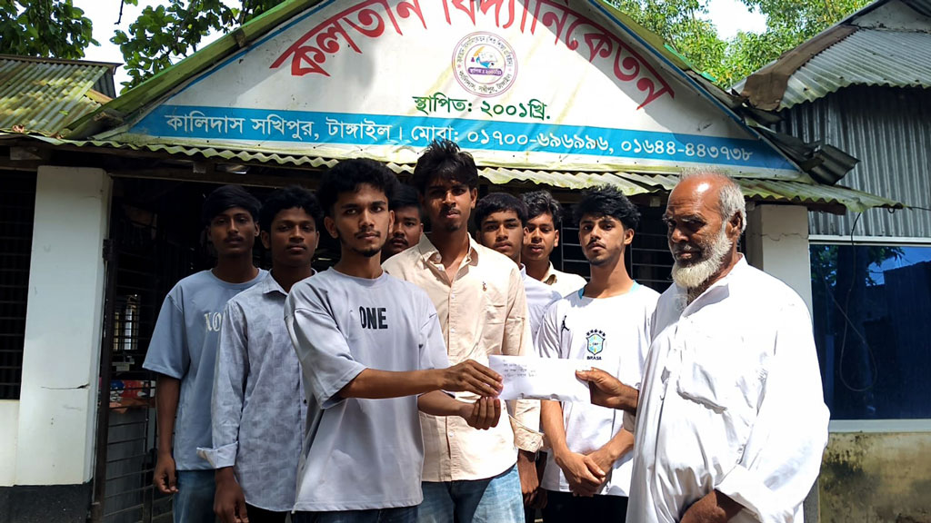 এসএসসি পাসের মিষ্টির টাকা নিয়ে সহপাঠীর ক্যানসার আক্রান্ত মায়ের পাশে একদল শিক্ষার্থী