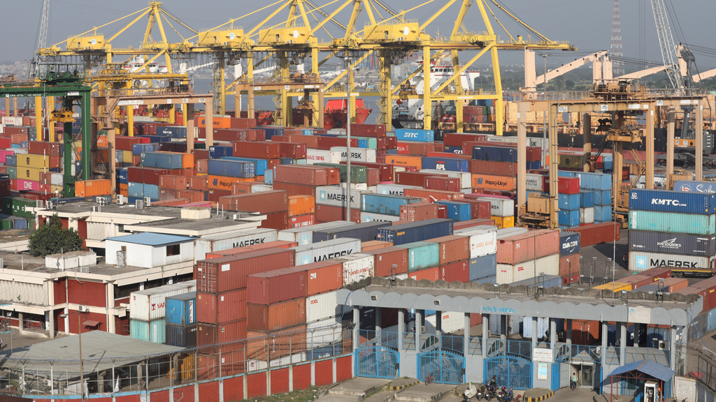 চট্টগ্রাম বন্দরে শ্রমিকদের অনির্দিষ্টকালের কর্মবিরতি চলছে