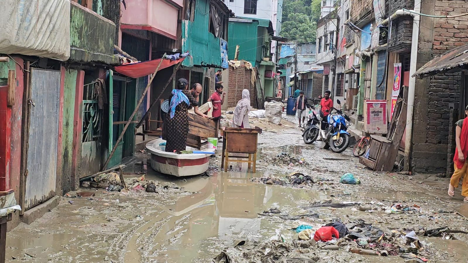 বান্দরবানে বন্যার পানি নামছে, আশ্রয়কেন্দ্র ছাড়ছে মানুষ