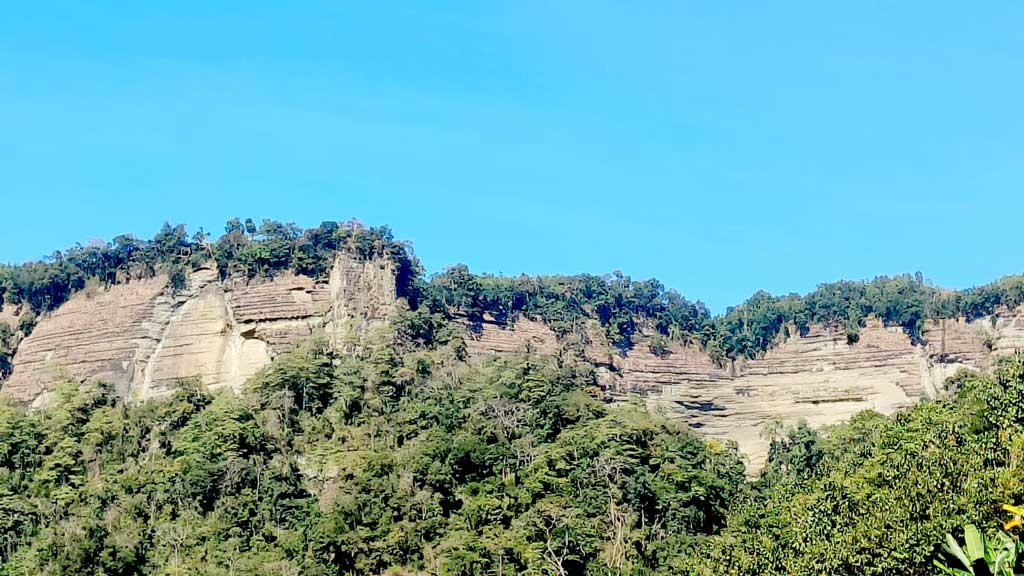 যে তিন শর্তে পাহাড় ভ্রমণে নিষেধাজ্ঞা প্রত্যাহার
