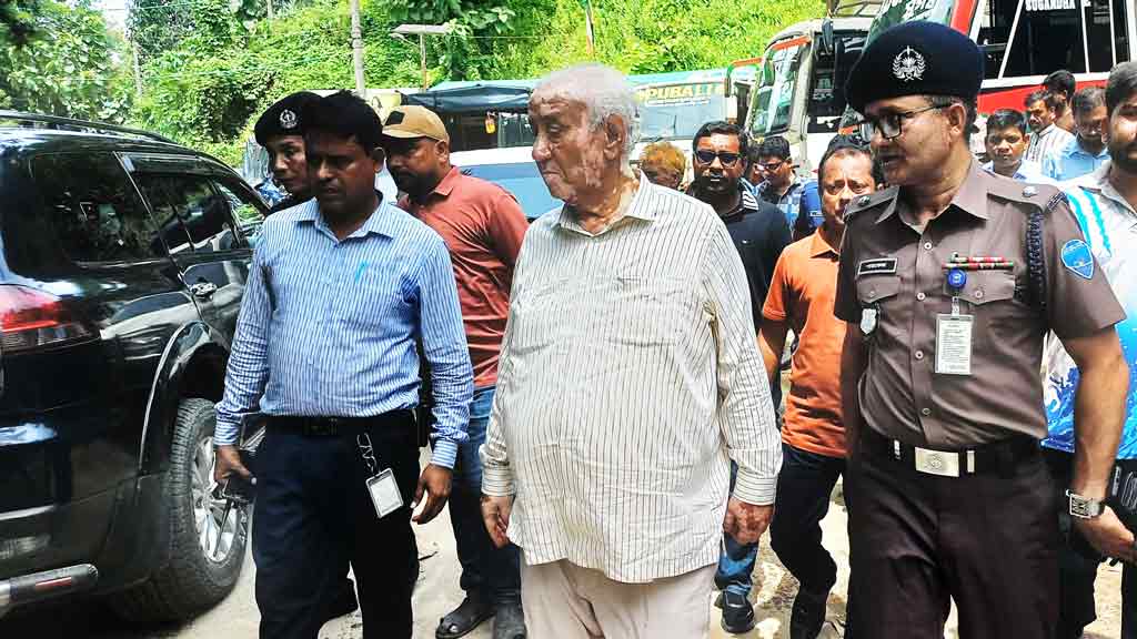 বান্দরবানে বন্যায় ক্ষতিগ্রস্ত সড়ক দ্রুত মেরামতের নির্দেশ পার্বত্যমন্ত্রীর