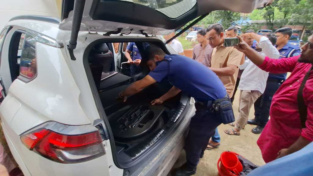 গাড়ির সিটের নিচে মিলল ৩০ হাজার পিস ইয়াবা, আটক ১