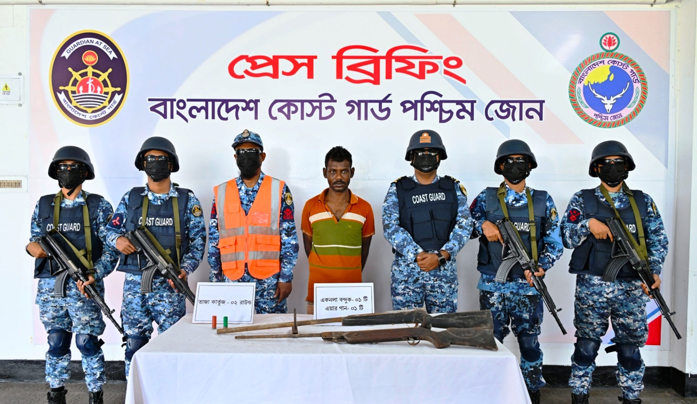 অস্ত্রসহ আটক সুন্দরবনের ডাকাত ছোট সুমন বাহিনীর সেকেন্ড ইন কমান্ড