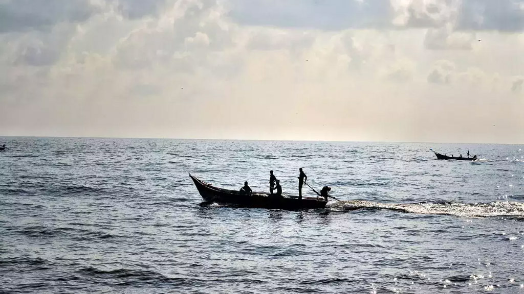 ছয় ট্রলারসহ আটক ৫৬ বাংলাদেশি জেলেকে ছেড়ে দিয়েছে মিয়ানমারের নৌবাহিনী