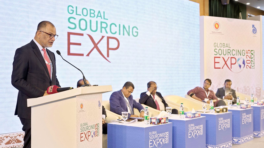 আন্তর্জাতিক ক্রেতাদের সঙ্গে নতুন সম্পর্ক গড়ে তোলা প্রয়োজন: বাণিজ্য উপদেষ্টা