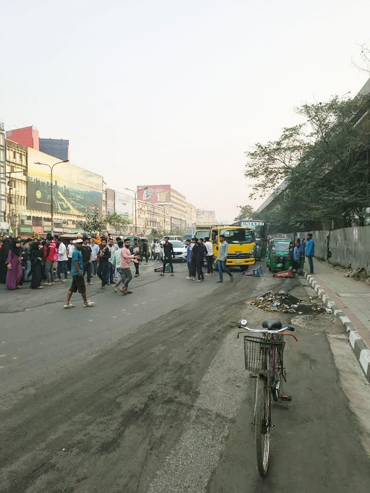 রাজধানীতে বাসচাপায় পোশাকশ্রমিক নিহত, সড়ক অবরোধে তীব্র যানজট