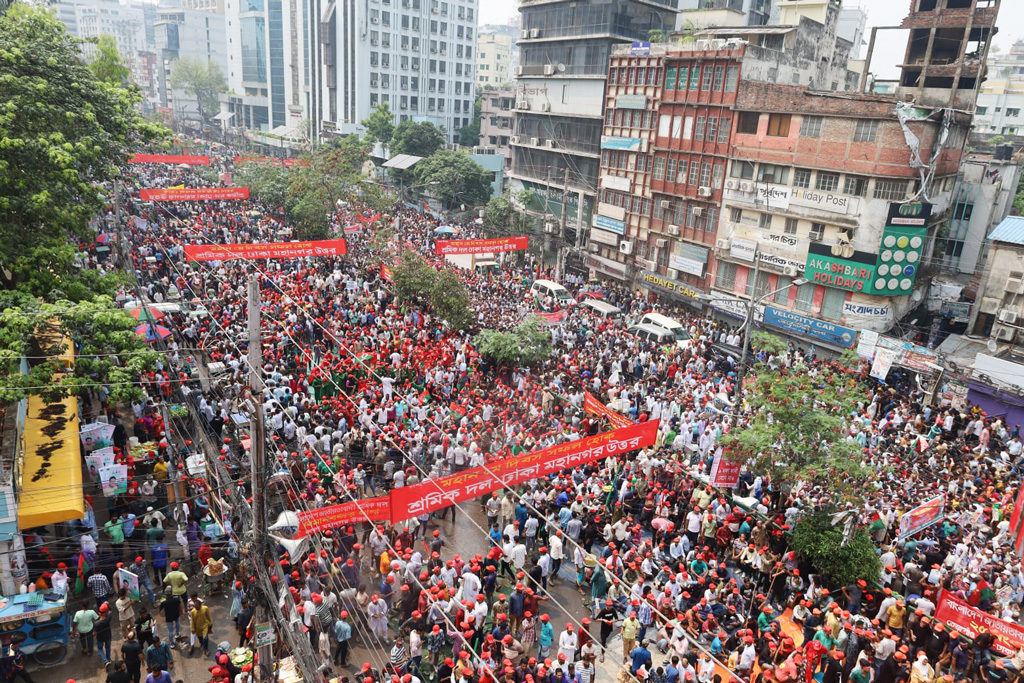 নয়াপল্টনে বিএনপির শ্রমিক সমাবেশে নেতা-কর্মীদের ঢল
