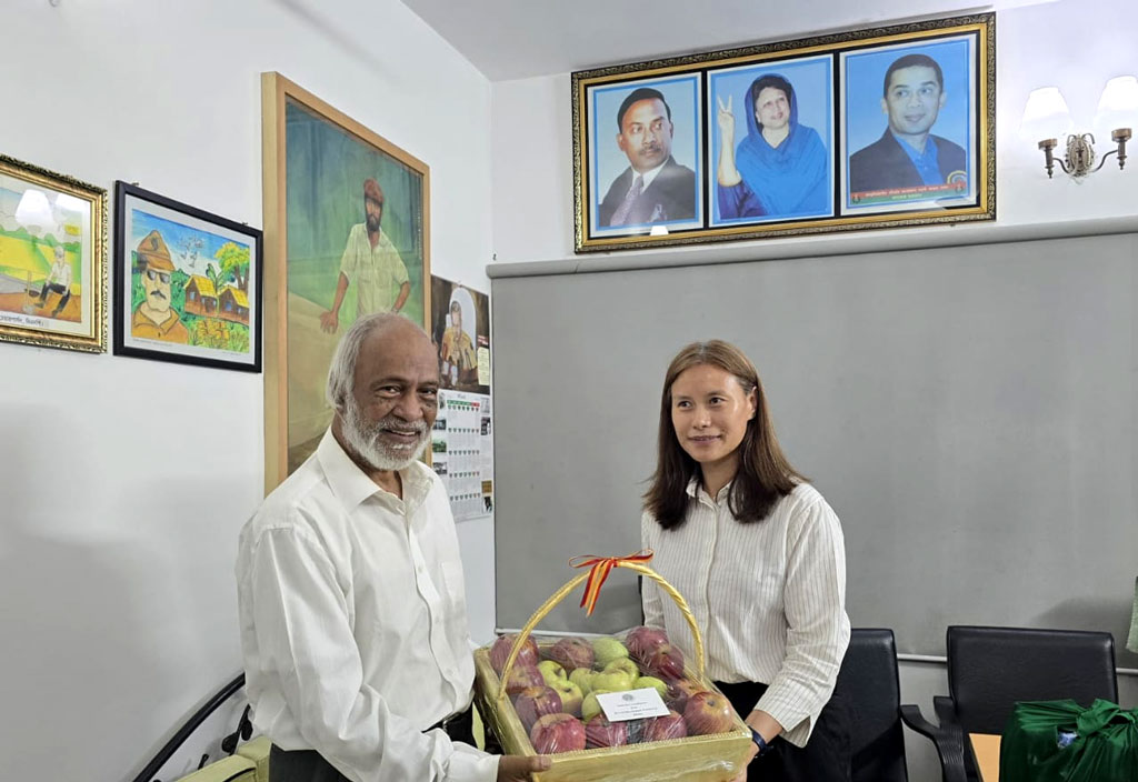খালেদা জিয়াকে ফল পাঠালেন ভুটানের রাষ্ট্রদূত