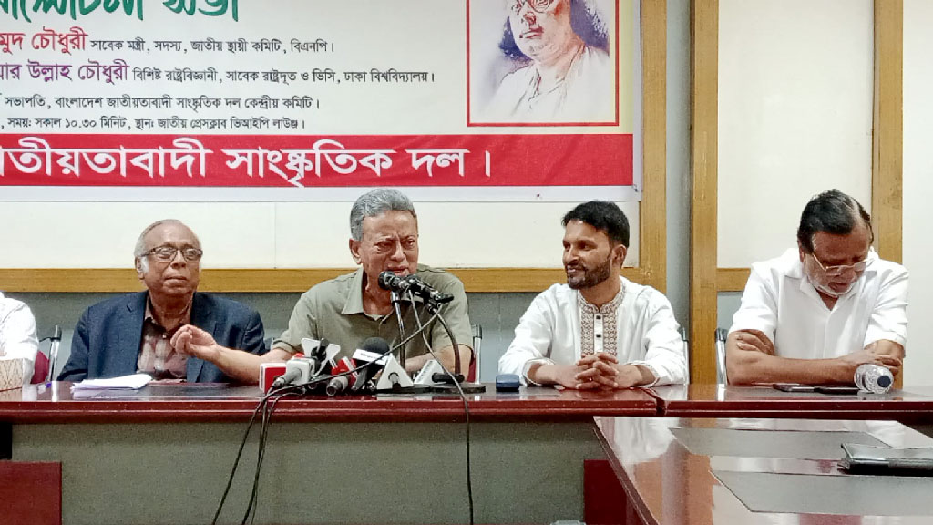 জাতীয় প্রেসক্লাবে আলোচনা সভায় বক্তব্য দেন আমীর খসরু। ছবি: আজকের পত্রিকা