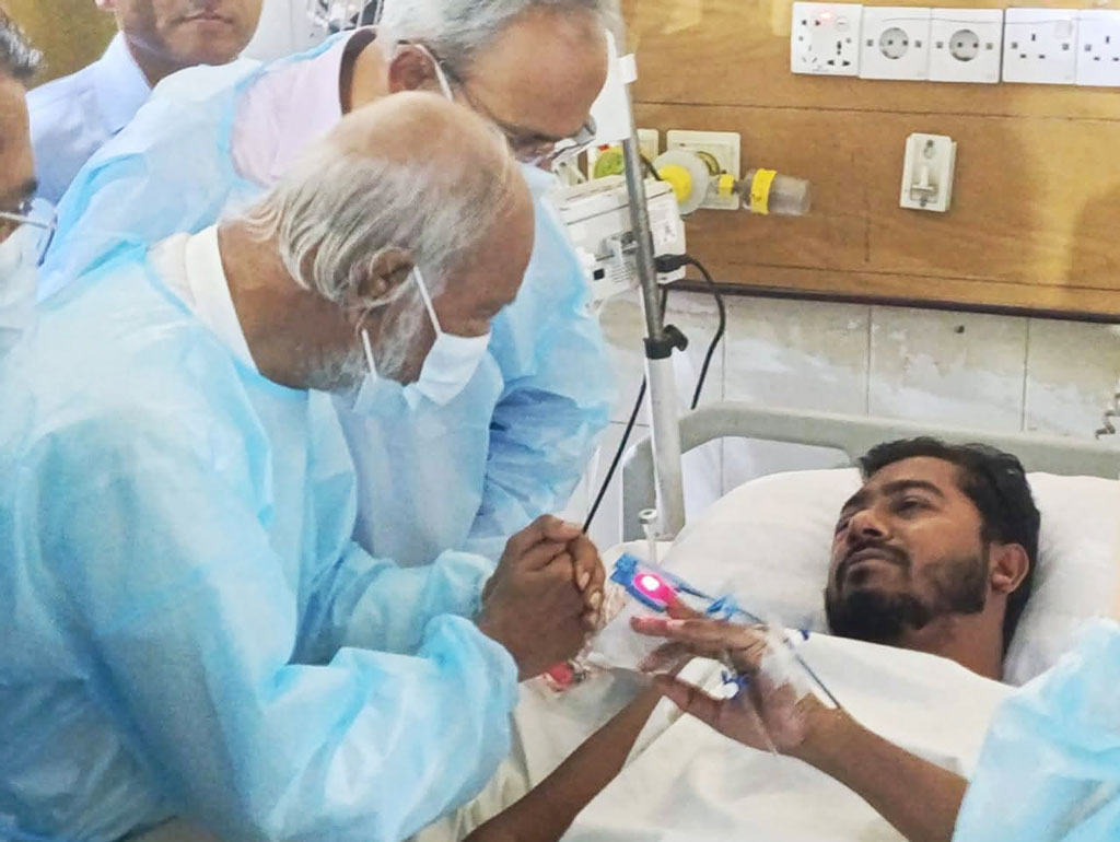 নুরকে দেখতে হাসপাতালে বিএনপি নেতা আব্দুল মঈন খান