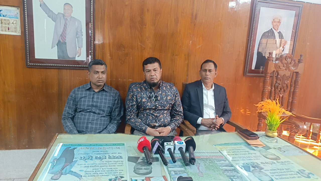 ক্যাপ: সংঘর্ষের পর জামায়াতের বিরুদ্ধে সংবাদ সম্মেলন করে বিএনপি। ছবি: আজকের পত্রিকা