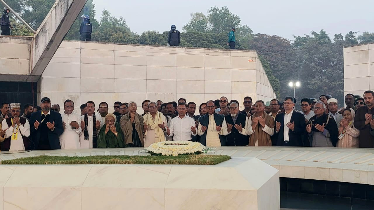 ১৯ বছর পর বাবার কবরের পাশে তারেক রহমান। ছবি: সংগৃহীত