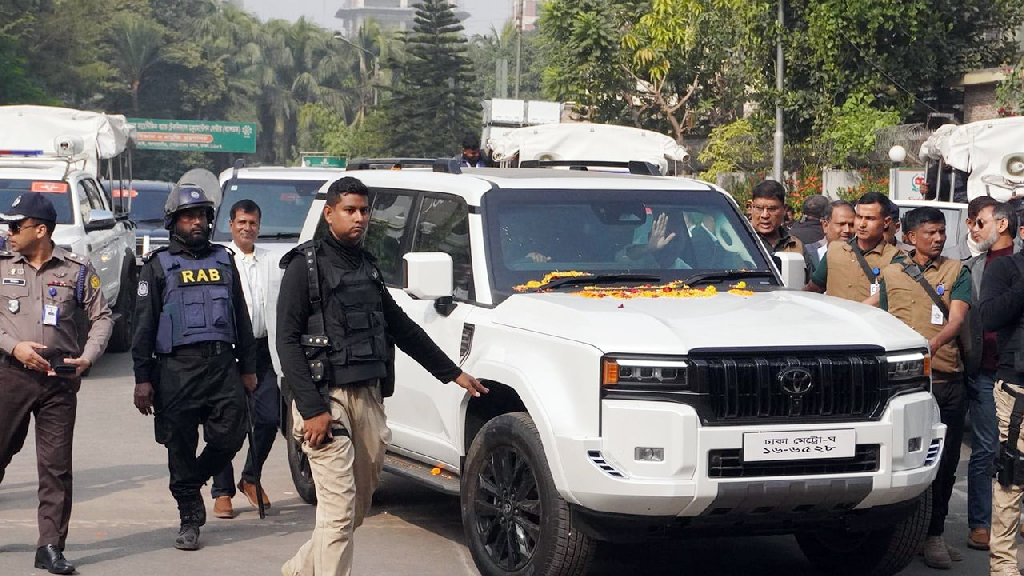 তারেক রহমানের গাড়িতে খাম রেখে দ্রুত পালাল মোটরসাইকেল চালক, কী ছিল তাতে
