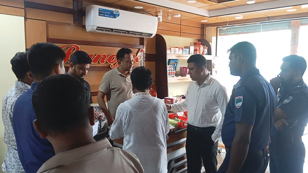 মনিরামপুরে বনফুলসহ তিন খাদ্য বিক্রয় প্রতিষ্ঠানকে অর্ধ লাখ টাকা জরিমানা