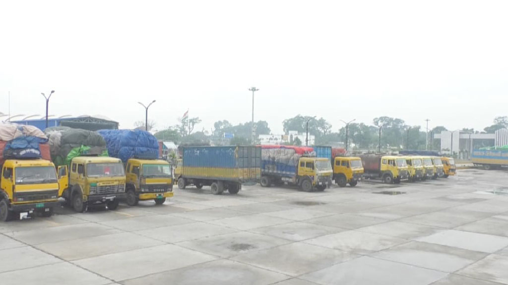 ভারতের নিষেধাজ্ঞা: বেনাপোলে আটকে তৈরি পোশাকবাহী শতাধিক ট্রাক