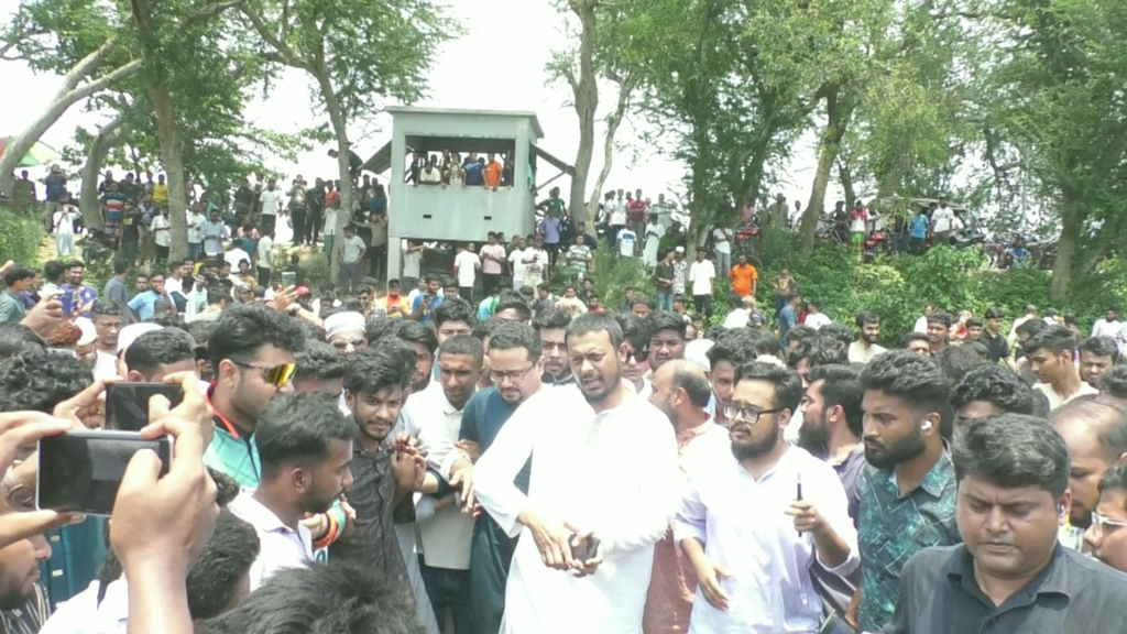 বেনাপোলে নাসীরুদ্দীন পাটওয়ারীর গাড়িবহরে হামলা, ডিম নিক্ষেপের অভিযোগ, আহত ৪