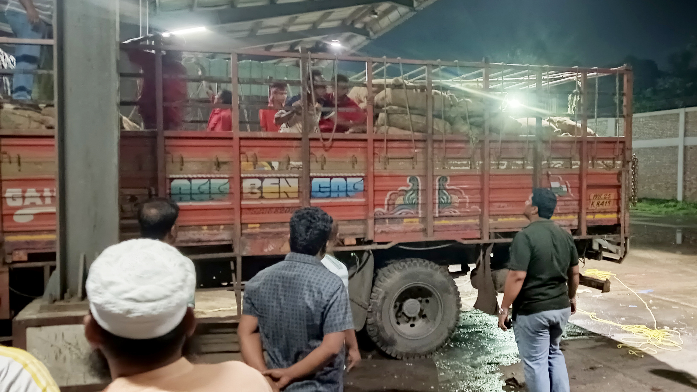 বেনাপোল বন্দরে কাগজপত্রবিহীন পণ্যবাহী ভারতীয় ট্রাক জব্দ