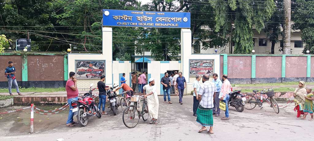 বেনাপোল কাস্টম হাউস থেকে বের করে দেওয়া হলো ১৫০ এনজিওকর্মীকে