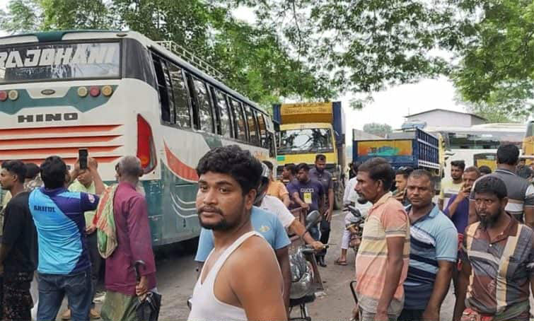 বেনাপোলে পরিবহনশ্রমিককে মারধরের অভিযোগে মহাসড়ক অবরোধ