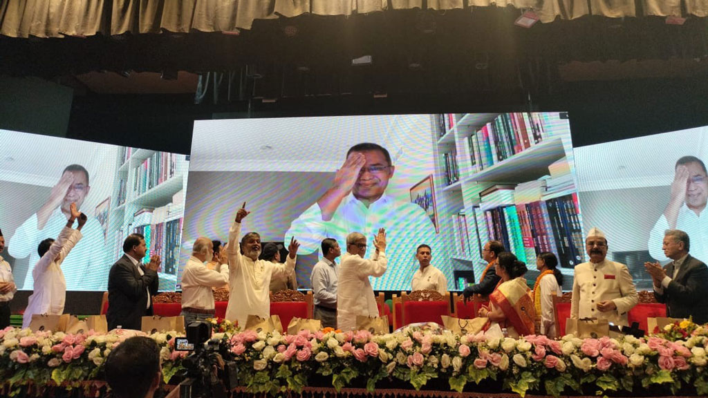 রাজধানীর কৃষিবিদ ইনস্টিটিউট মিলনায়তনে মাতুয়া বহুজন সমাজ ঐক্য জোট আয়োজিত হিন্দু প্রতিনিধি সম্মেলনে ভার্চ্যুয়ালি যুক্ত হন বিএনপির ভারপ্রাপ্ত চেয়ারম্যান তারেক রহমান। ছবি: আজকের পত্রিকা