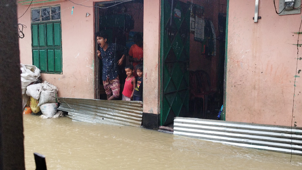 ফেনীতে বন্যা পরিস্থিতি অপরিবর্তিত: দুর্গতরা খুঁজছেন আশ্রয়, খাবারের সংকট