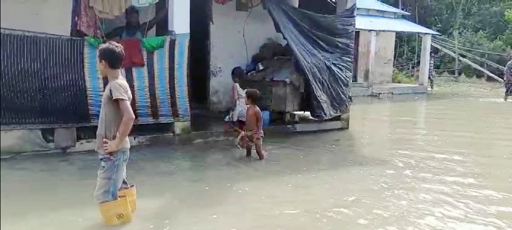 নোয়াখালীতে ধীরে নামছে পানি, কাল থেকে খুলছে শিক্ষাপ্রতিষ্ঠান