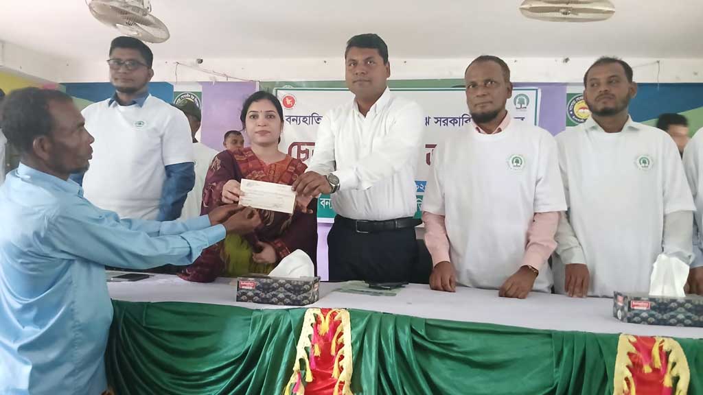 হাতির আক্রমনে ক্ষতিগ্রস্ত ৪৫ কৃষক পেলেন প্রায় ২০ লাখ টাকার ক্ষতিপূরণ