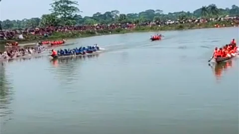 দুর্গাপূজা উপলক্ষে দশমিনায় নৌকাবাইচ
