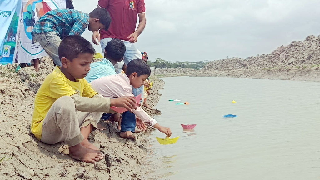 নতুন জলে নৌকা ভাসিয়ে খাল রক্ষার ডাক শিশুদের
