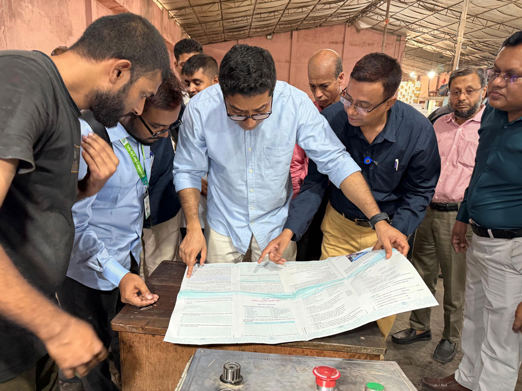মাতুয়াইলে একাধিক মুদ্রণ প্রতিষ্ঠান পরিদর্শনে প্রাথমিক ও গণশিক্ষা প্রতিমন্ত্রী ববি হাজ্জাজ। ছবি: আজকের পত্রিকা
