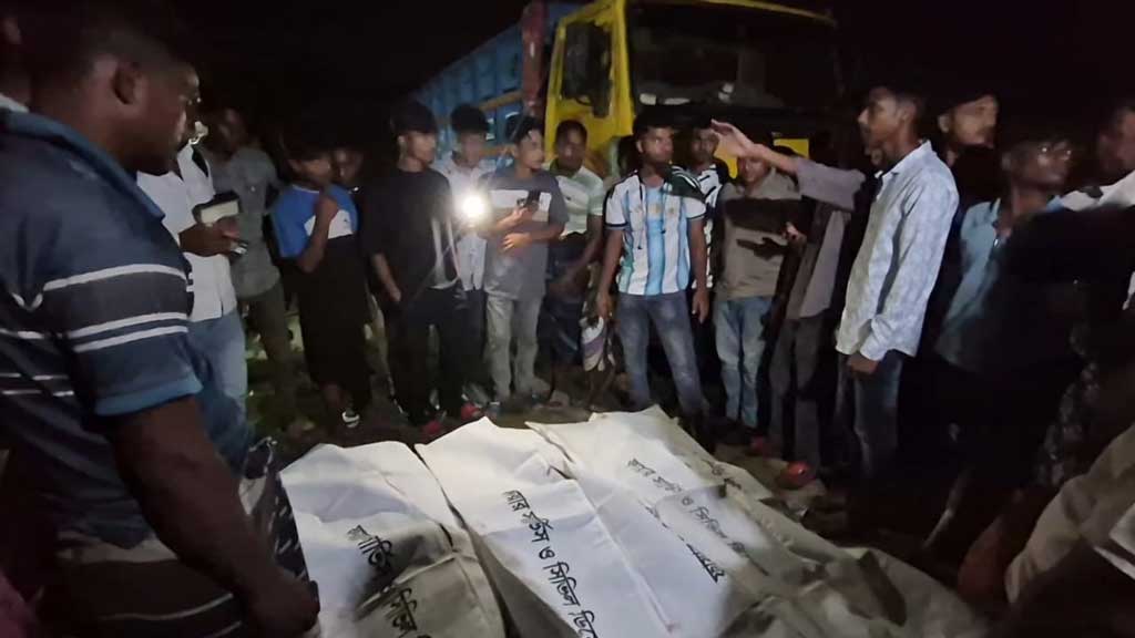 বগুড়ায় দুই মোটরসাইকেলের সংঘর্ষে প্রাণ গেল তিন বন্ধুর